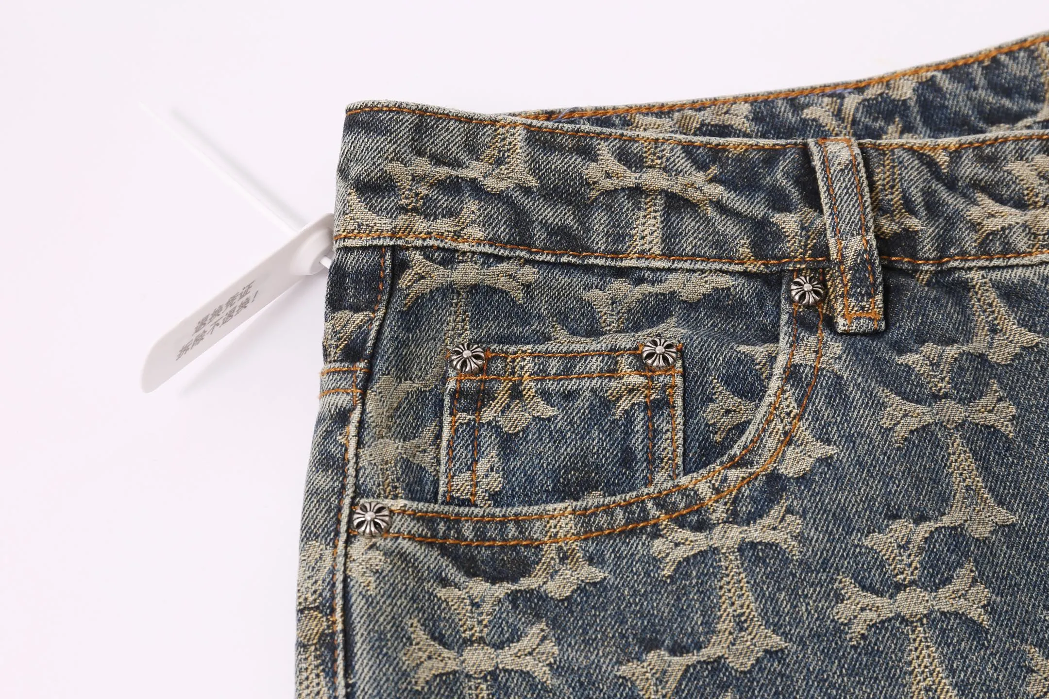 P220 Style No.: H895 Croxin & 𝐂𝐡𝐫𝐨𝐦𝐞 𝐇𝐞𝐚𝐫𝐭 ss25 limited color leather flame stitching jeans. Styles with different washed textures are very friendly to people with thin legs. The slightly flared version perfectly modifies the leg shape. The timeless and moderate length makes it easy to match and match. It is the basis for various styles and is a must-have in your wardrobe! The fabric is stiff but also makes the upper body soft without losing texture. The washing process is even more perfect. It is a must-have item for everyone! ! ! Washed wheat, hang tag, pants label, three complete labels Color: Jacquard Size: 30-32-34-36